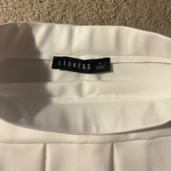 Lioness white pleated mini skirt size small - Picture 3 of 3